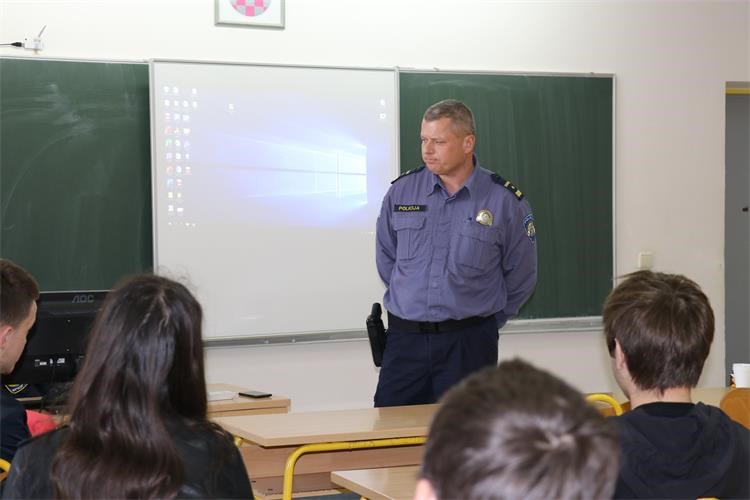 Slika /PU_VS/Akcije/Predavanja mladi vozaci/IMG_0106.JPG